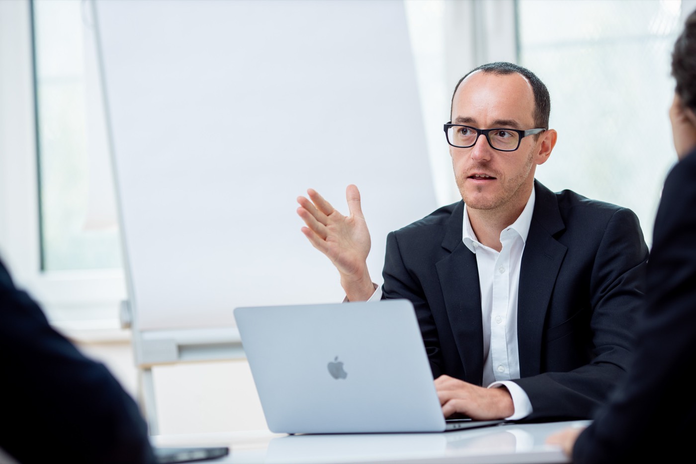 Martin Posarnig explaining something at a laptop